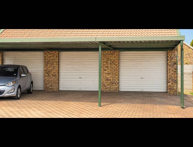 2 BEDROOM TOWNHOUSE FOR SALE IN DIE HOEWES